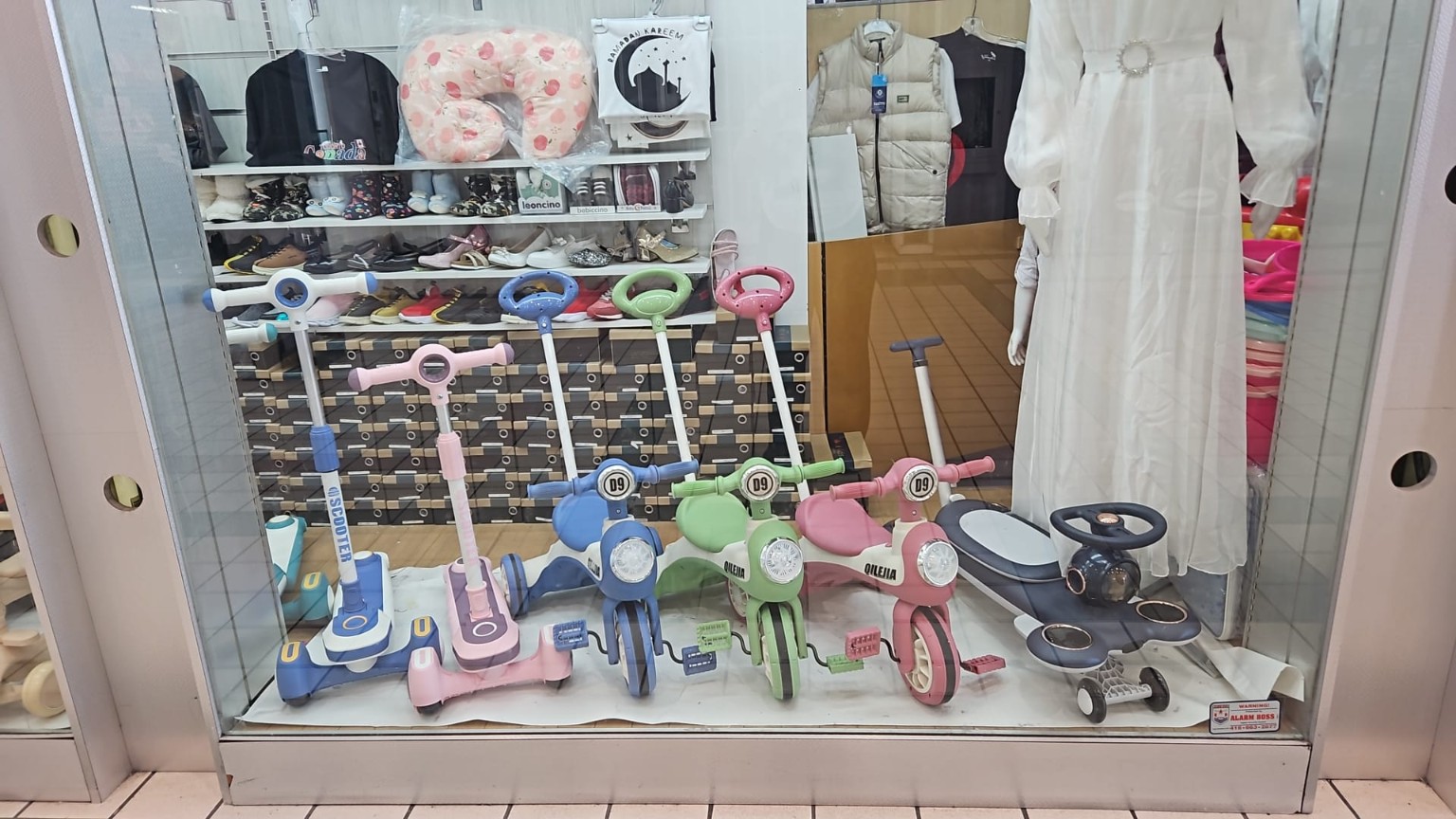 Le Kidis children's store display